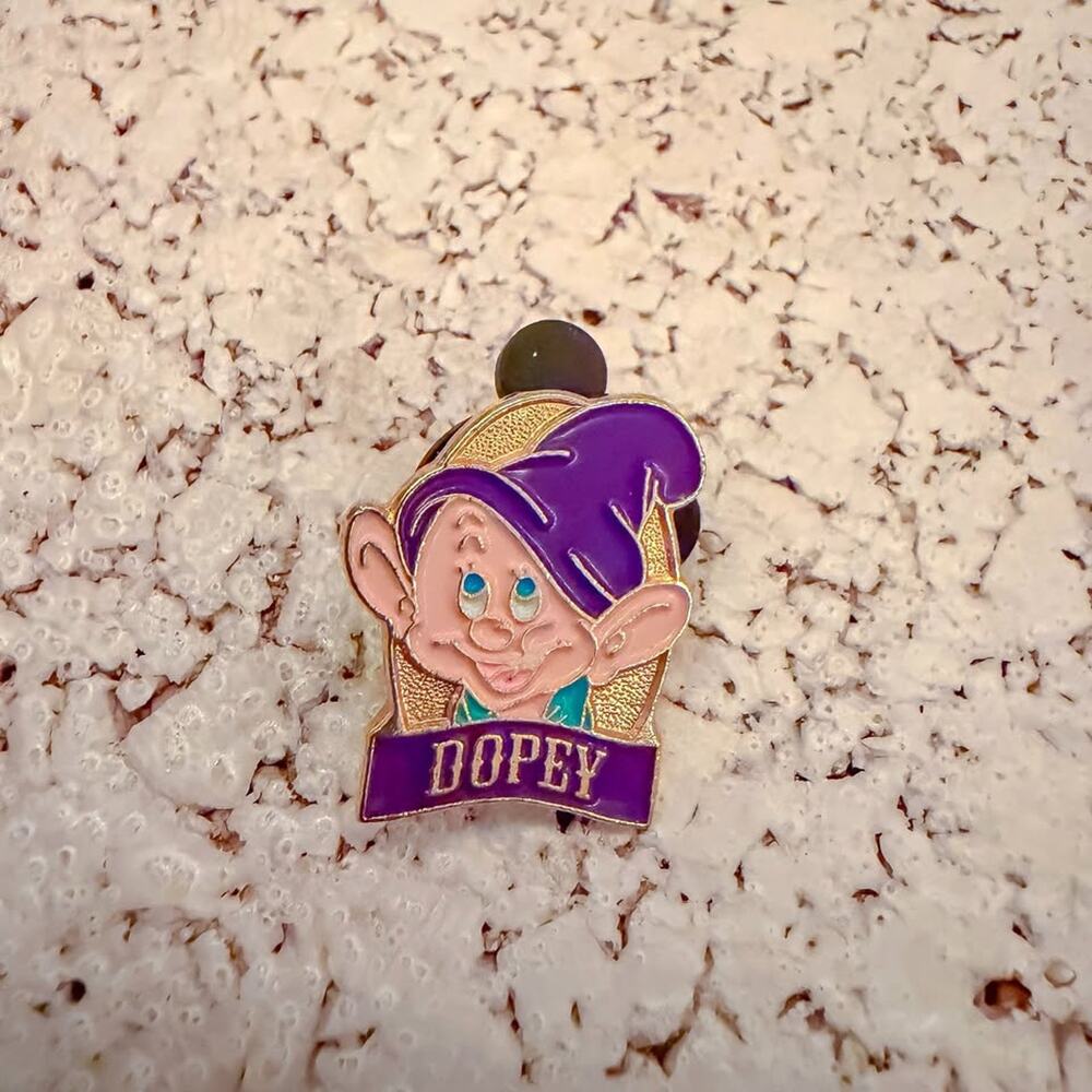 Disney Snow White and the Seven Dwarfs Dopey Portrait Banner Trading Pin